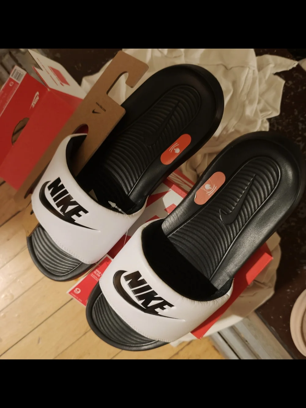 New!! Nike White and Black Men's Slide Sandals with Bold Swoosh Logo Size 9 Nib!